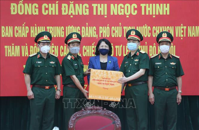 Phó Chủ tịch nước Đặng Thị Ngọc Thịnh thăm, động viên cán bộ, chiến sĩ Bộ Tư lệnh Thủ đô Phó Chủ tịch nước Đặng Thị Ngọc Thịnh tặng quà cho cán bộ, chiến sĩ thực hiện nhiệm vụ phòng, chống dịch COVID-19. Ảnh: Dương Giang/TTXVN