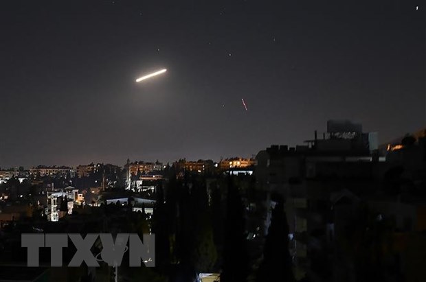 Tên lửa phòng không của Syria đánh chặn một vụ tấn công bằng tên lửa trên bầu trời Damascus. (Ảnh: THX/TTXVN)