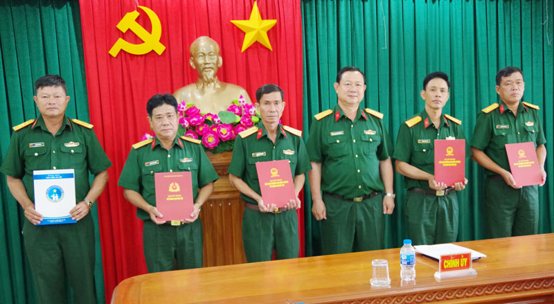 Đại tá Lê Văn Hùng, Chính ủy Bộ CHQS tỉnh trao quyết định cho cán bộ