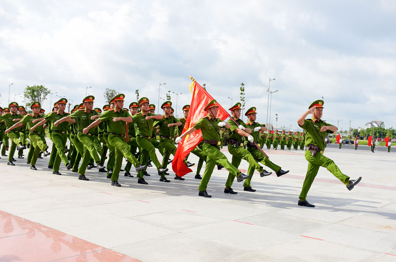 Công an Bến Tre tham gia duyệt đội ngũ tại Hội thi điều lệnh Công an nhân dân tại tỉnh Tiền Giang năm 2019.