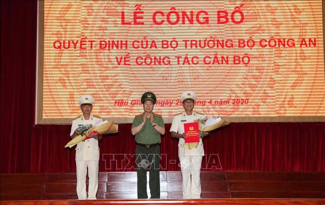 Thượng tướng Bùi Văn Nam, Thứ trưởng Bộ Công an trao quyết định cho Thượng tá Huỳnh Việt Hòa và Đại tá Phan Hoàng Lắm. 