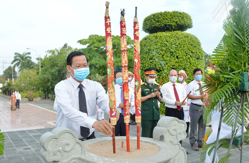 Bí thư Tỉnh ủy Phan Văn Mãi thực hiện nghi thức dâng hương tại Tượng đài liệt sĩ.