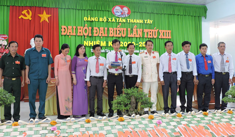 Đoàn đại biểu đi dự Đại hội cấp trên của Đảng bộ xã Tân Thanh Tây (Mỏ Cày Bắc) ra mắt đại hội. Ảnh: P. Tuyết