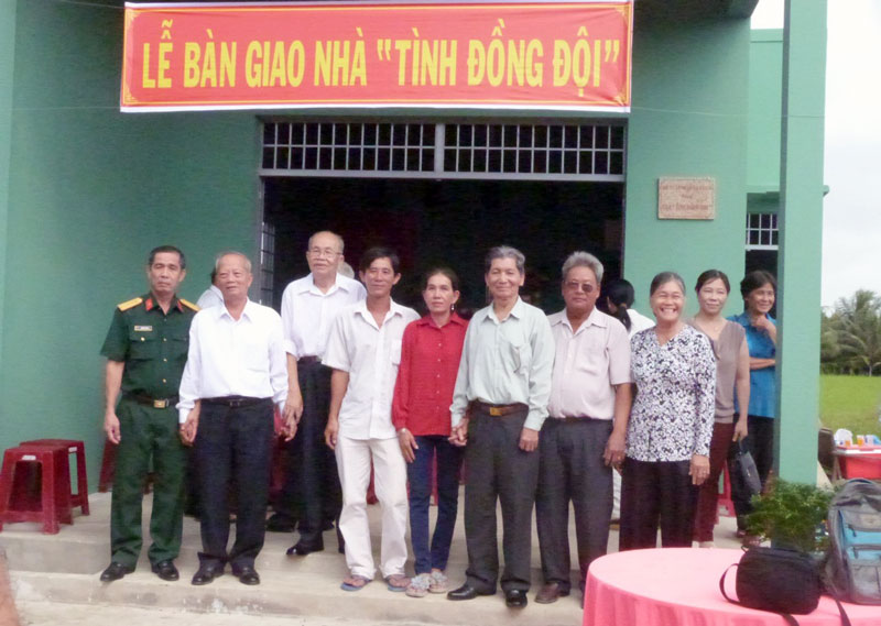 Ban Chỉ huy Quân sự huyện Châu Thành phối hợp với các ngành, địa phương trao nhà “Tình đồng đội” cho các đối tượng chính sách.