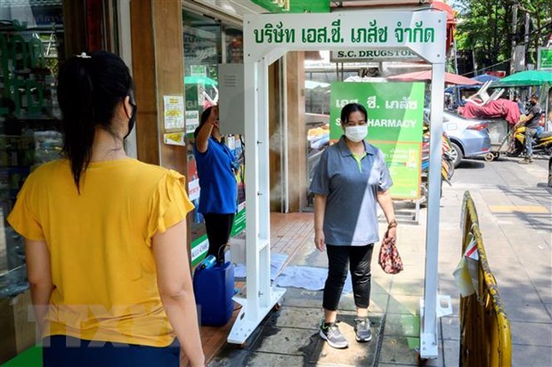 Người dân đeo khẩu trang phòng lây nhiễm COVID-19 tại Bangkok, Thái Lan, ngày 28-4-2020. (Nguồn: AFP/TTXVN)