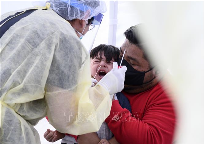 Nhân viên y tế lấy mẫu xét nghiệm COVID-19 tại Brooklyn, New York, Mỹ, ngày 25-4-2020. Ảnh: AFP/TTXVN