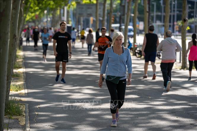 Người dân đi dạo và tập thể dục tại đại lộ Diagonal ở Barcelona, Tây Ban Nha khi lệnh phong tỏa được nới lỏng. Ảnh: THX/TTXVN