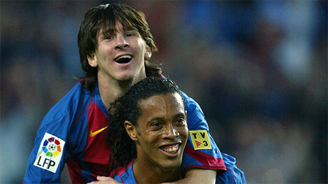 Messi ăn mừng cùng đồng đội Ronaldinho