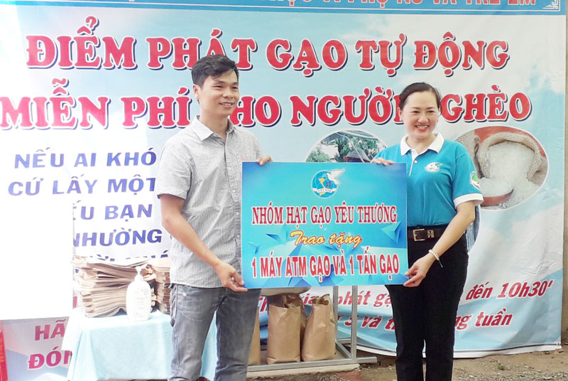 Bà Phạm Thị Thanh Thảo - Chủ tịch Hội LHPN tỉnh nhận bảng tượng trưng của đơn vị tài trợ