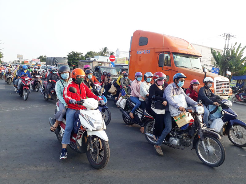 An toàn giao thông trong các ngày nghỉ lễ Người dân lưu thông khu vực cầu Rạch Miễu chiều ngày 2-5-2020. Ảnh: H.Trí