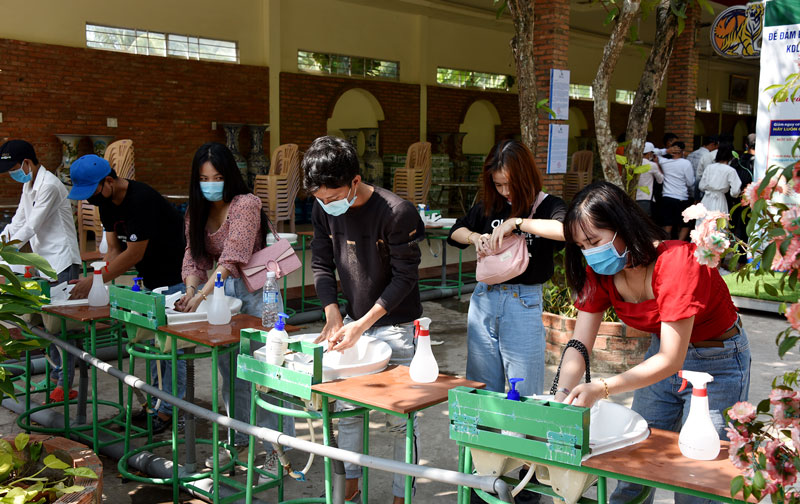 Du khách rửa tay, đeo khẩu trang tại điểm du lịch Lan Vương, TP. Bến Tre. Ảnh: T. Đồng