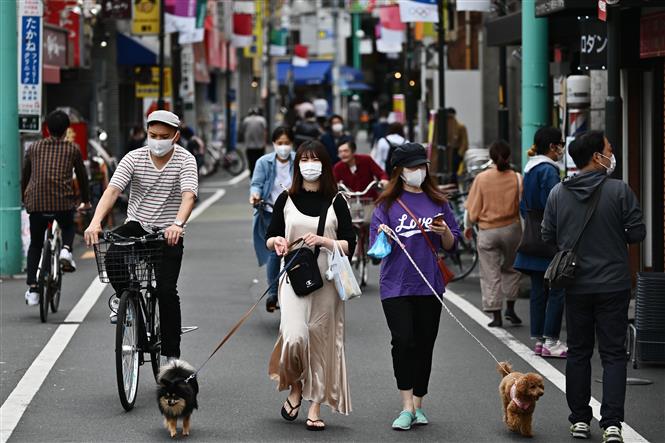 Người dân đeo khẩu trang nhằm ngăn chặn sự lây lan của dịch COVID-19 tại Tokyo, Nhật Bản ngày 4-5-2020. Ảnh: AFP/TTXVN