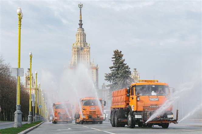 Phun thuốc khử trùng trên đường phố tại Moskva, Nga ngày 24-4-2020 nhằm ngăn chặn sự lây lan của COVID-19. Ảnh: THX/ TTXVN