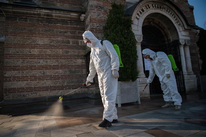 Khử trùng một nhà thờ ở thủ đô Sofia, Bulgaria nhằm ngừa dịch COVID-19 ngày 11-4-2020. Ảnh: AFP/TTXVN