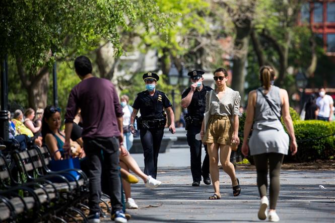  Người dân tập trung tại một công viên ở New York, Mỹ để thư giãn khi nhiệt độ tăng lên và quy định về giãn cách xã hội được nới lỏng, ngày 3-5-2020. Ảnh: THX/TTXVN