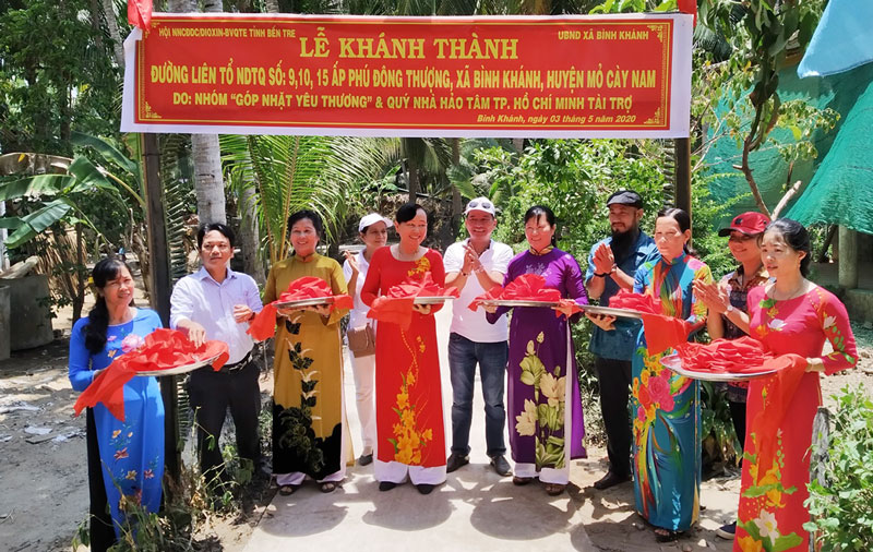 Cắt băng khánh thành tuyến đường. Ảnh: Bảo Toàn