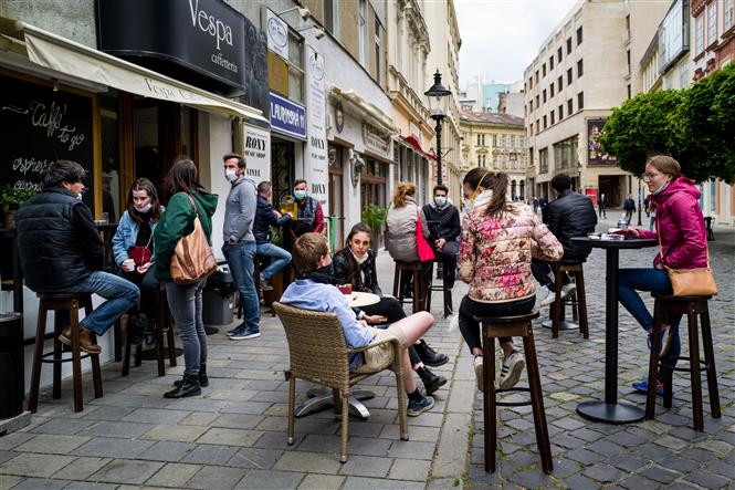 Một quán cà phê đông khách tại Bratislava, Slovakia ngày 6-5-2020. Ảnh: AFP/TTXVN