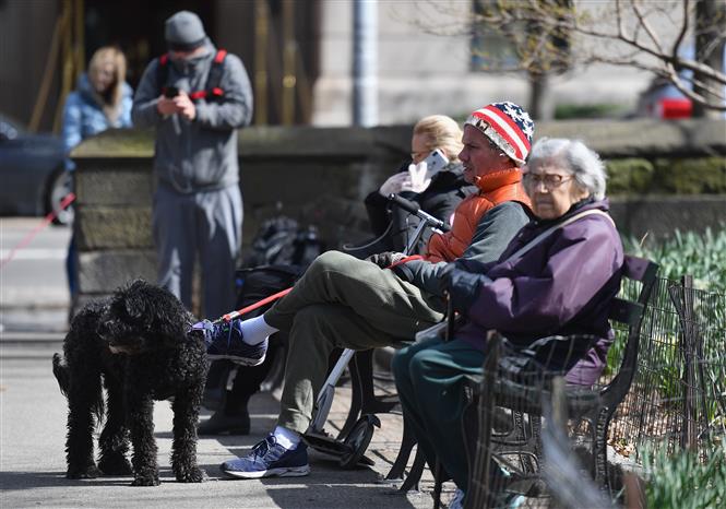  Người dân ngồi thư giãn tại công viên Trung tâm ở New York, Mỹ ngày 1-4-2020. Ảnh: AFP/TTXVN