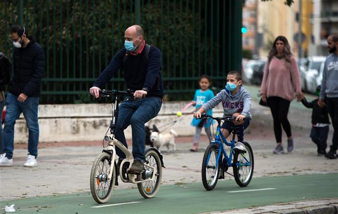  Người dân đeo khẩu trang phòng lây nhiễm COVID-19 tại Seville, Tây Ban Nha ngày 26-4-2020. Ảnh: AFP/ TTXVN