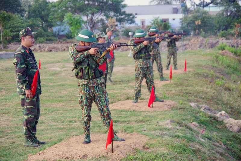 Chiến sĩ mới kiểm tra nội dung bắn súng AK.