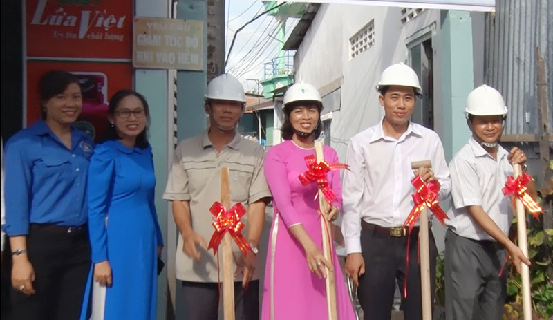 Khởi công công trình chào mừng Đại hội Đảng bộ Phường 6, nhiệm kỳ 2020 - 2025. Ảnh: H.Quốc