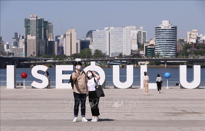 Người dân đeo khẩu trang phòng lây nhiễm COVID-19 tại Seoul, Hàn Quốc ngày 6-5-2020. Ảnh: THX/TTXVN