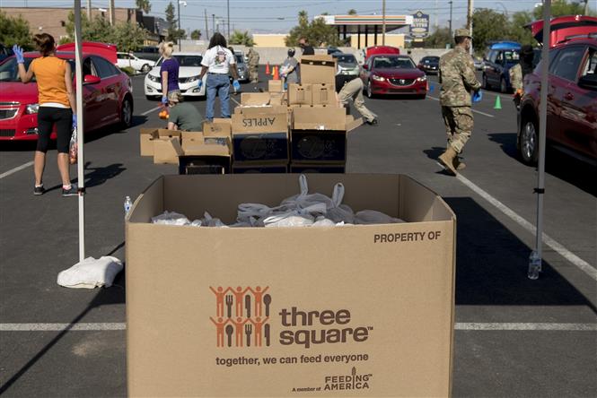 Người dân tới nhận thực phẩm cứu trợ bên ngoài sòng bài Palace Station ở Las Vegas, Nevada, Mỹ ngày 7-5-2020. Ảnh: AFP/TTXVN
