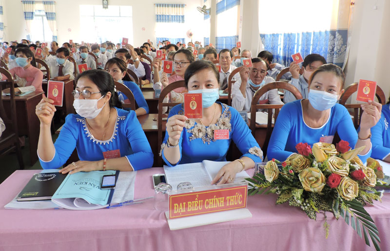 Đại biểu dự Đại hội Đảng bộ xã Thành Thới A biểu quyết thông qua Nghị quyết Đại hội. Ảnh: P.Tuyết