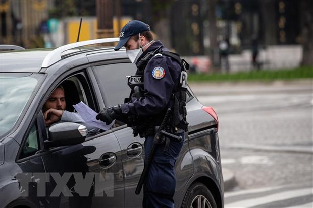 Cảnh sát kiểm tra các phương tiện tại Paris, Pháp trong bối cảnh dịch COVID-19 lan rộng. (Ảnh: THX/ TTXVN)