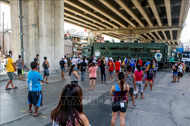 Người dân Philippines xếp hàng chờ nhận thực phẩm. Ảnh: AFP/TTXVN