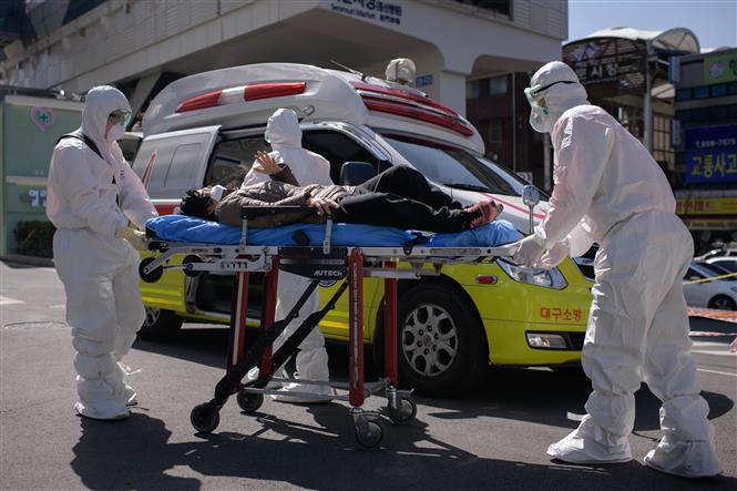  Chuyển bệnh nhân nhiễm COVID-19 tới bệnh viện ở Daegu, Hàn Quốc. Ảnh: AFP/TTXVN