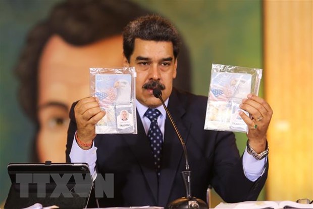 Tổng thống Nicolas Maduro công bố tang vật do lực lượng an ninh thu giữ được từ các lính đánh thuê xâm nhập lãnh thổ Venezuela với âm mưu phá hoại, trong cuộc họp báo quốc tế trực tuyến tại Caracas ngày 6-5-2020. Nguồn: AFP/TTXVN