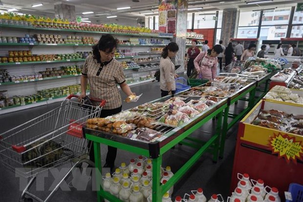 Triều Tiên kêu gọi toàn dân tăng cường sản xuất lương thực Người dân Triều Tiên mua sắm thực phẩm sản xuất trong nước tại một siêu thị ở Bình Nhưỡng. (Ảnh: AFP/TTXVN)