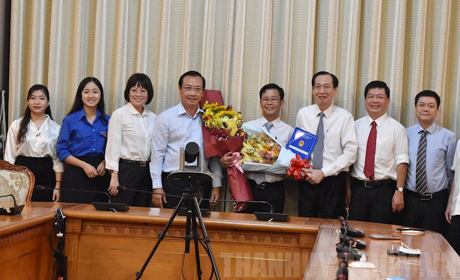 Đồng chí Lê Thanh Liêm trao quyết định và chúc mừng đồng chí Trần Quang Thảo.