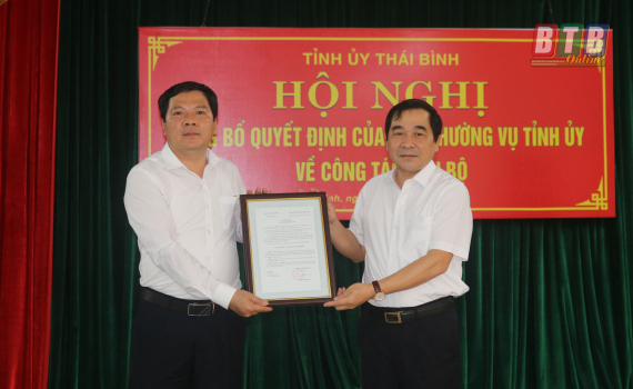 Đồng chí Nguyễn Tiến Thành trao quyết định và chúc mừng đồng chí Trương Thanh Sơn.