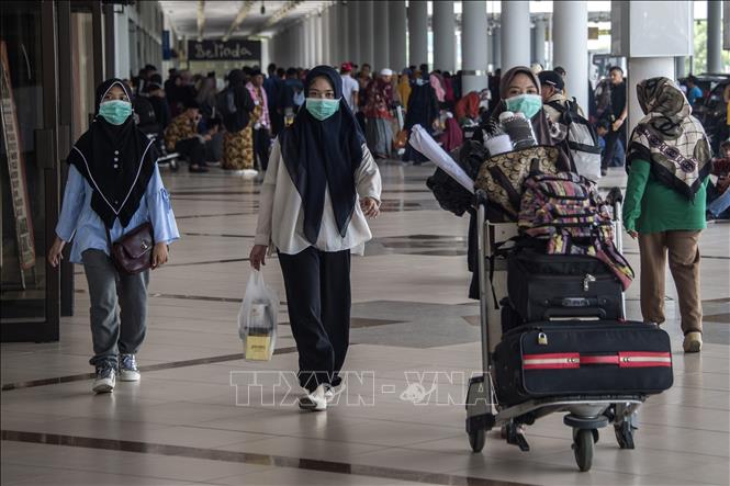 Hành khách tại sân bay quốc tế Juanda ở Đông Java, Indonesia ngày 3-3. Ảnh: AFP/TTXVN