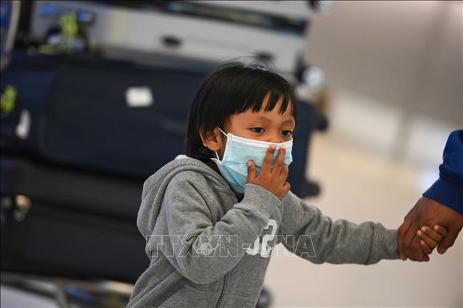 Một em nhỏ đeo khẩu trang tại Los Angeles, Mỹ ngày 13-3. Ảnh: AFP/TTXVN