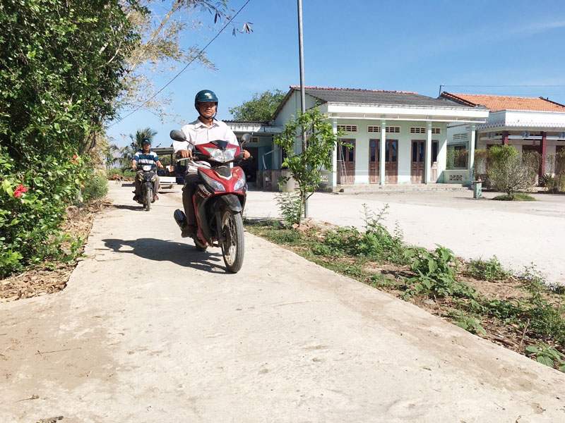 An Đức: Nhiều chuyển biến tích cực sau một nhiệm kỳ Tuyến đường ấp Giồng Ké được bê-tông hóa có nguồn kinh phí 100% của người dân. Ảnh: Trà Dũng