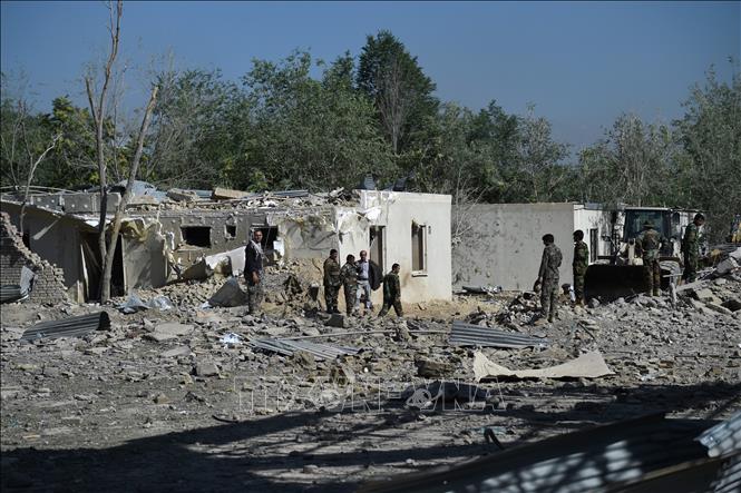 Nhân viên an ninh Afghanistan điều tra tại hiện trường một vụ đánh bom xe ở Kabul. Ảnh tư liệu: AFP/TTXVN