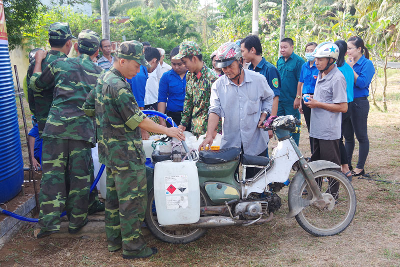 Lực lượng quân sự tham gia vận chuyển nước ngọt cho người dân. Ảnh: Đặng Thạch