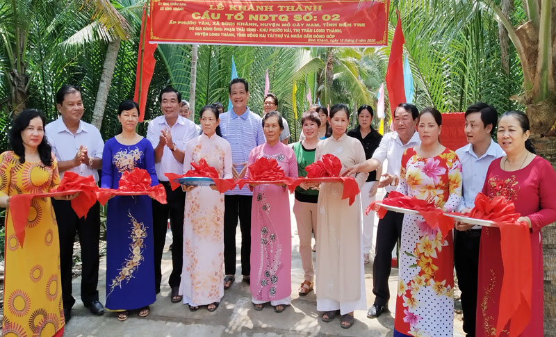 Cắt băng khánh thành cầu. Ảnh: Bảo Toàn