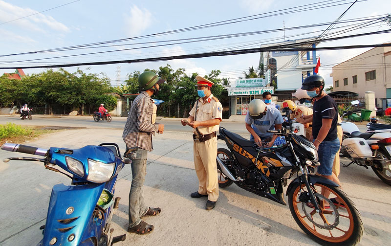 Công an huyện Bình Đại tăng cường kiểm soát các phương tiện giao thông. Ảnh: Lê Khoa