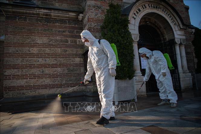 Khử trùng một nhà thờ ở thủ đô Sofia, Bulgaria nhằm ngừa dịch COVID-19 ngày 11-4-2020. Ảnh: AFP/TTXVN