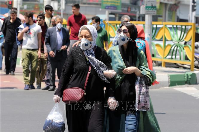 Người dân đeo khẩu trang phòng dịch COVID-19 tại Tehran, Iran ngày 9-5-2020. Ảnh: AFP/TTXVN