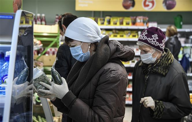 Người dân đeo khẩu trang phòng lây nhiễm COVID-19 tại Moskva, Nga, ngày 13-5-2020. Ảnh: AFP/TTXVN