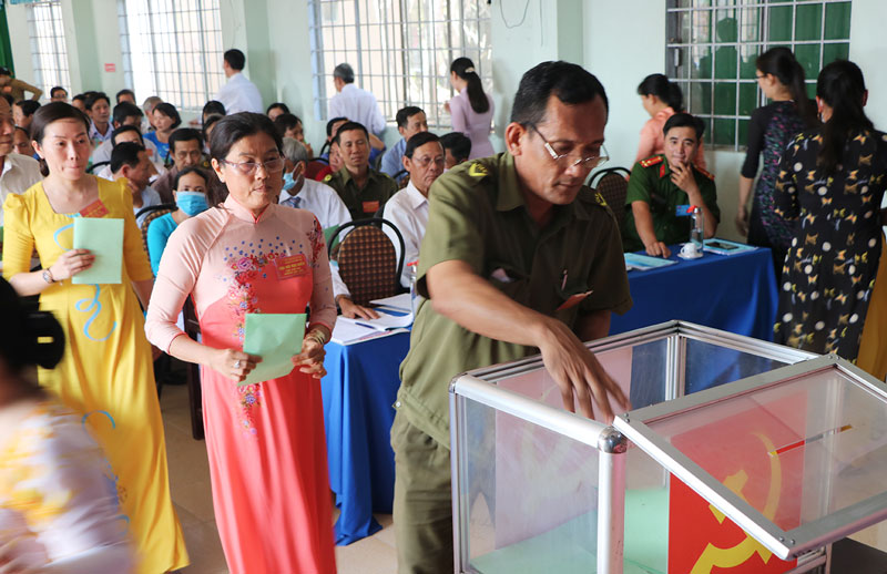 Bỏ phiếu bầu Ban chấp hành mới tại xã Phước Hiệp. 