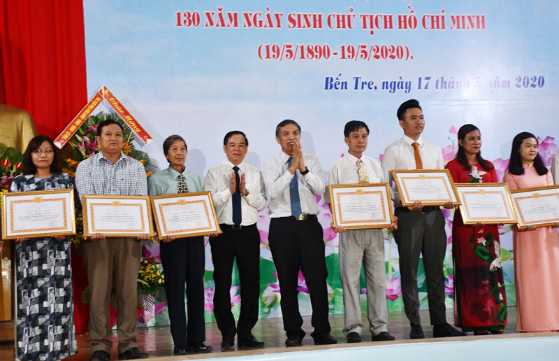 Phó bí thư Thường trực Tỉnh ủy Trần Ngọc Tam và Chủ tịch UBND tỉnh Cao Văn Trong (thứ 3 và 4, từ trái sang) trao giải cho các tác giả. Ảnh: Thu Huyền