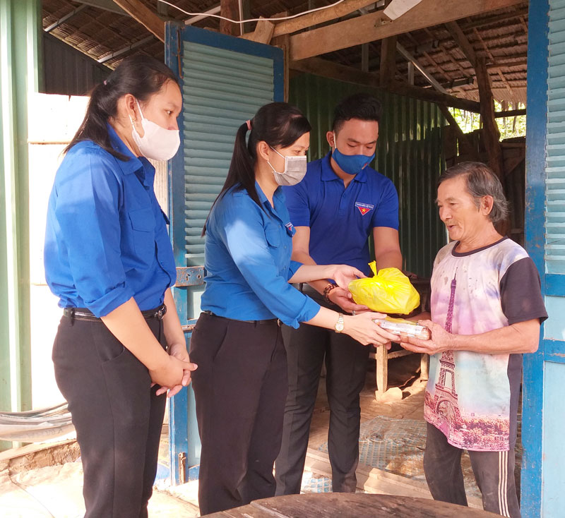 Đoàn viên, thanh niên học tập và làm theo Bác từ những điều giản dị, chia sẻ khó khăn với người nghèo. Ảnh: Thanh Đồng