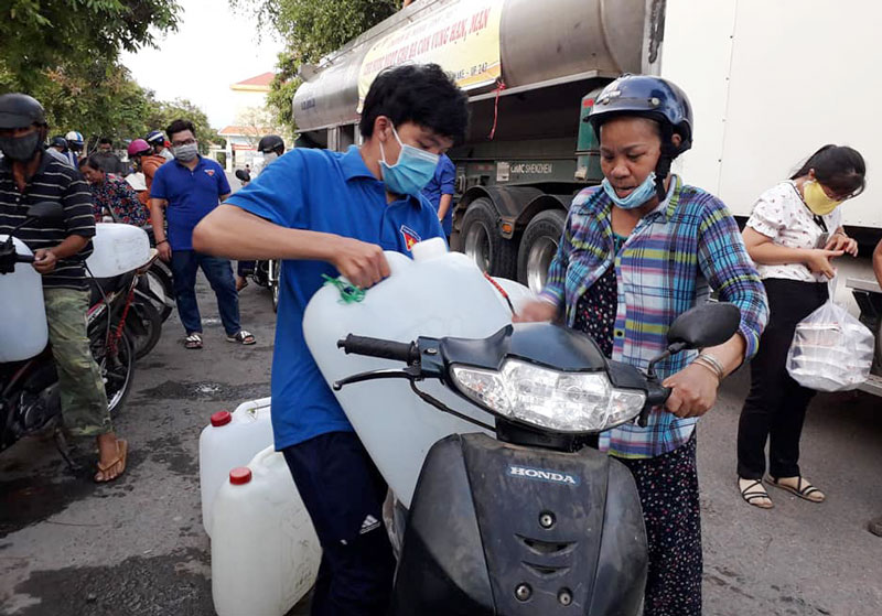 Trao tặng nước ngọt cho hộ nghèo.