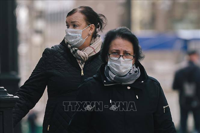 Người dân đeo khẩu trang phòng lây nhiễm COVID-19 tại Moskva, Nga ngày 30-4-2020. Ảnh: THX/TTXVN